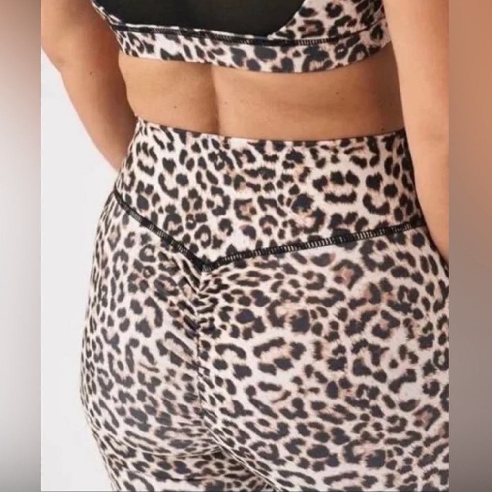 ZYIA Active Leopard Brilliant Scrunchy What Hi-Rise 7/8 Leggings - Picture 4 of 15